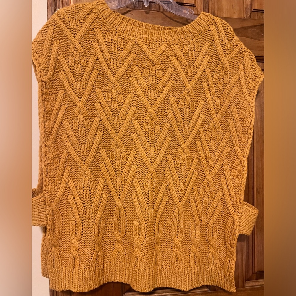 Cable knit vest with sides open